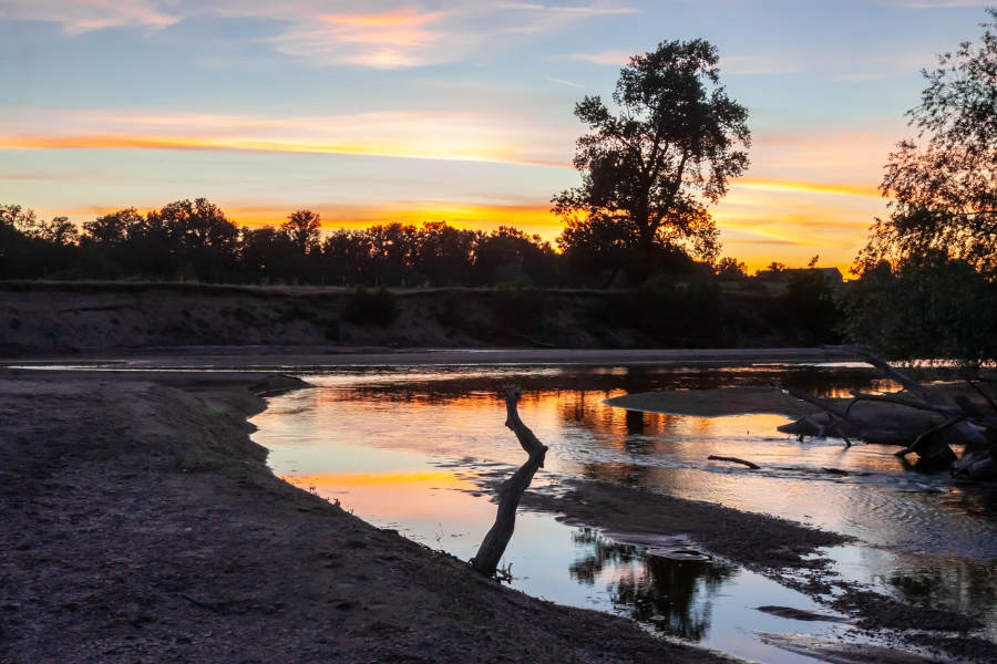 coucher de soleil sur un bras de l'Allier en canoë bivouac